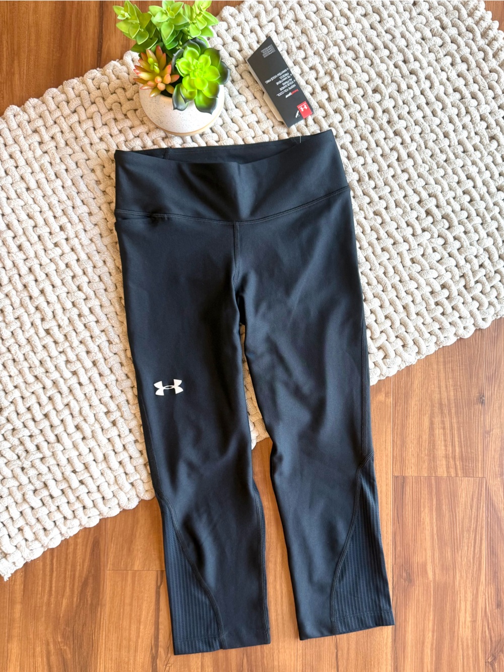 Under Armour | NWT Women’s Compression HeatGear Cropped Tights | Black | Small